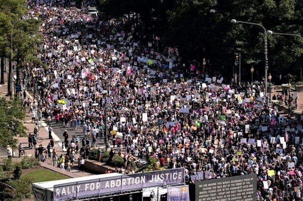 ワシントンでは数千人が連邦最高裁に向けて行進.jpg