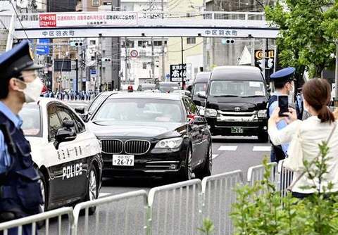 平和記念公園からグランドプリンスホテル広島に向かうスナク英首相.jpg