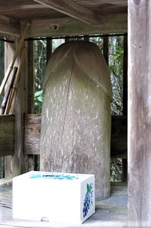 珍宝神社の石.jpg