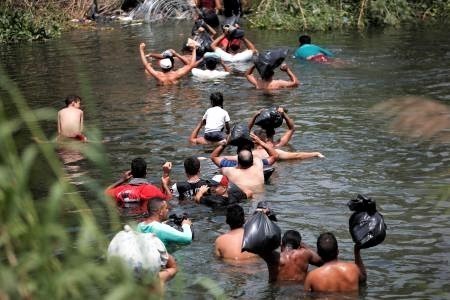 米国を目指して川を渡る移民2023-5-11日、メキシコ・マタモロス.jpg