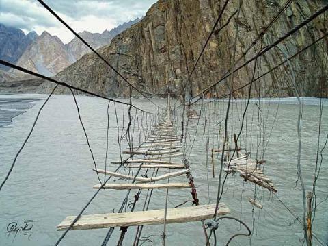 pict-18.-Hussaini-Hanging-Bridge-Pakistan.jpg