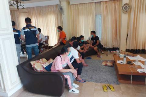 pict-19 Chinese held in Chiang Mai for illegal entry.jpg