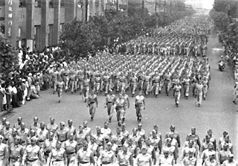 pict-1947年7月4日、アメリカの独立記念日を祝う米軍閲兵式の後、行進する進駐軍.jpg