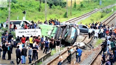 pict-20 killed as train rams into bus.jpg