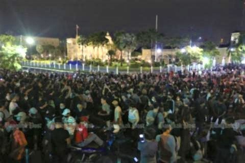 pict-'We're not leaving'.jpg