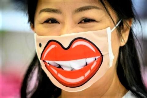 pict-A woman wearing a facemask.jpg