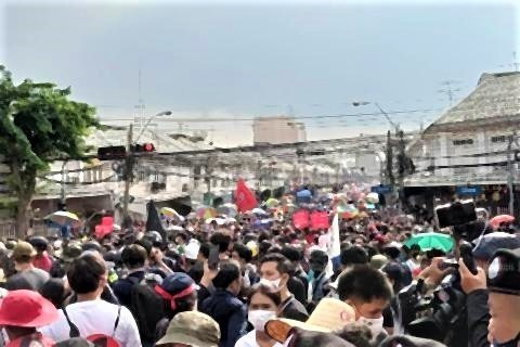 pict-Anti-government protesters march 6.jpg