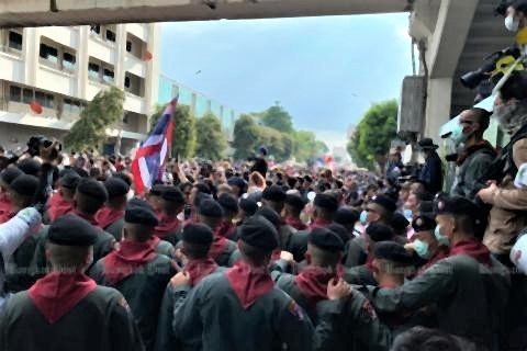 pict-Anti-government protesters march 8.jpg