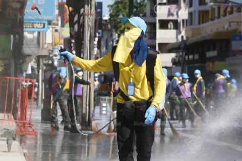 pict-Cleaning Khaosan Road3.jpg