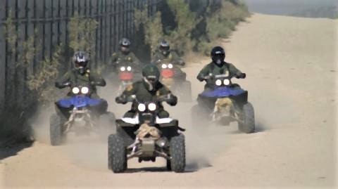 pict-「四輪バギー」 ATVでパトロールする米国境部隊.jpg