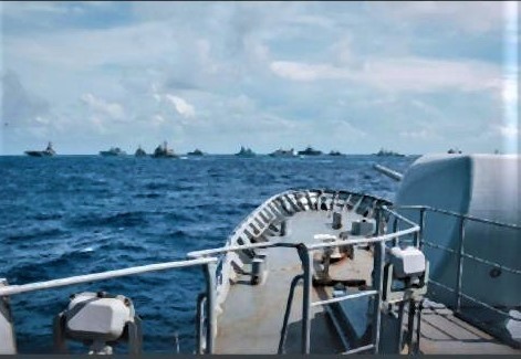 pict-これはニュージーランドのフリゲート艦から見た巨大艦隊.jpg