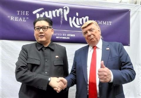 pict-そっくりさん抱擁トランプと.jpg