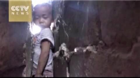 pict-なぜ中国の子供はよく建造物に挟まれるのか?2.jpg