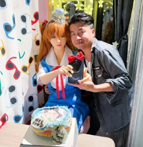 pict-エヴァのアスカ人形と結婚した香港人.jpg