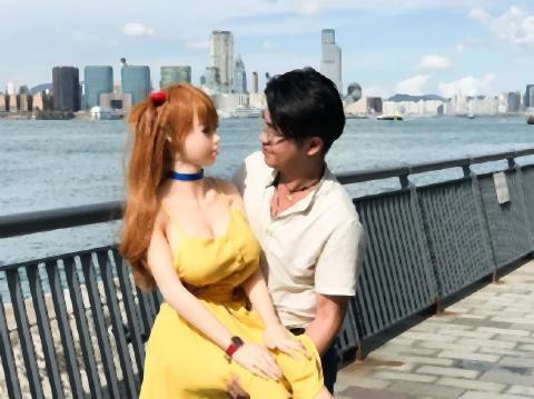 pict-エヴァのアスカ人形と結婚した香港人3.jpg