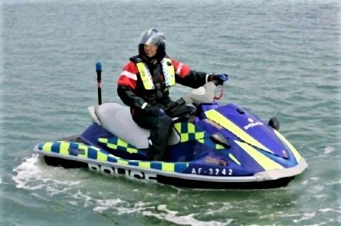 pict-オーストラリアの交通警察は水上パトロール.jpg