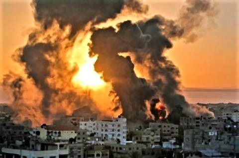 pict-ガザ地区ハンユニスで、イスラエルの空爆を受けた建物2021年5月12日.jpg