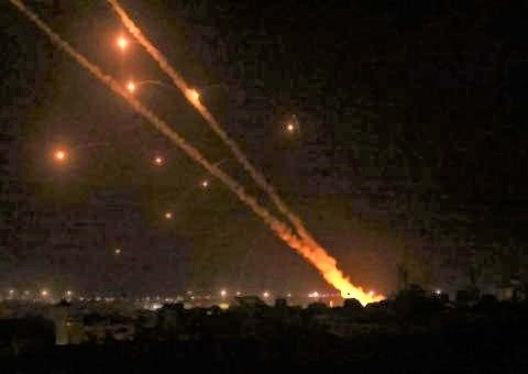 pict-ガザ地区ラファからイスラエルに向けて発射されたロケット弾5月12日.jpg
