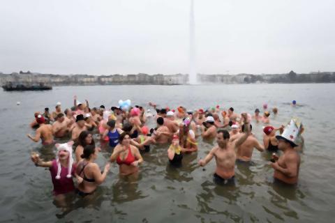 pict-ジュネーブのレマン湖で、新年の寒中水泳2.jpg