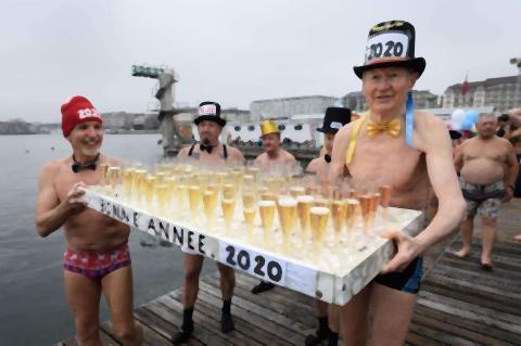 pict-ジュネーブのレマン湖で、新年の寒中水泳3.jpg