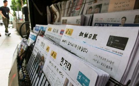 pict-ソウルの売店に並ぶ韓国主要紙。東京特派員の記事が載らない日はない.jpg