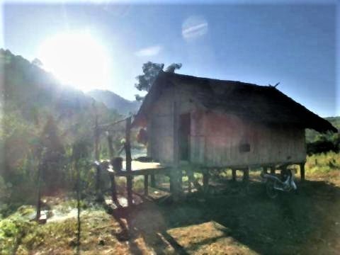 pict-タイの山岳民族の貧しい家.jpg