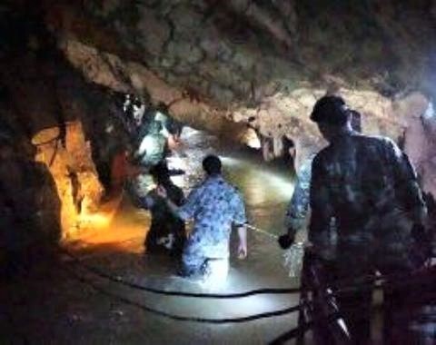 pict-タイ洞窟、13人全員を無事.jpg