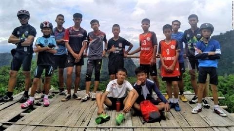 pict-タイ洞窟、13人全員を無事2.jpg