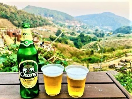 pict-テント前のテーブルで良い景色を眺めながらビール.jpg