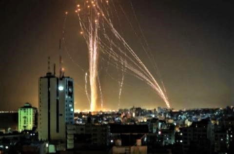 pict-パレスチナ自治区ガザ地区イスラエルに向けて発射ロケット弾2021年5月11日.jpg