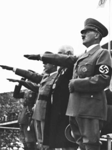 pict-ベルリン開会式でオリンピック旗に敬礼するヒトラー.jpg