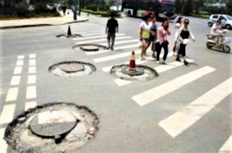 pict-マンホール密集で道路ボコ.jpg