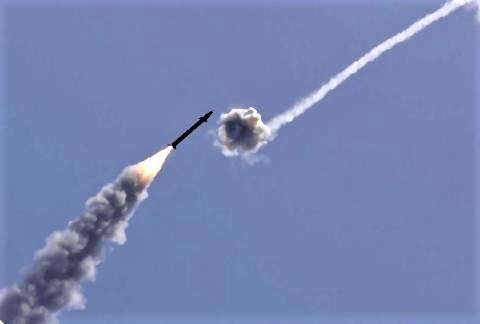 pict-ロケット弾を迎撃するイスラエル軍の防空システム「アイアンドーム」2021年5月11日.jpg