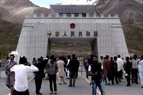 pict-中国とパキスタンの間はなかなかに強固な検問が敷かれてます.jpg