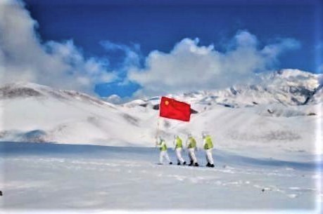 pict-中国新疆ウイグル自治区伊犁の国境沿いをパトロールする警察官.jpg