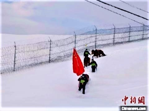 pict-中国新疆ウイグル自治区伊犁の国境沿いをパトロールする警察官4.jpg