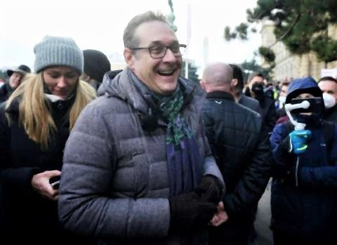 pict-制限措置に抗議するデモに参加するハインツクリスティアン・シュトラッヘ元副首相.jpg