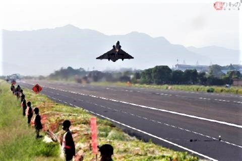 pict-台湾の高速道路で離着陸訓練 米仏製軍用機とともに独自開発「経国」戦闘機も2.jpg