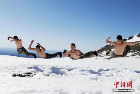 pict-吉林省国境警備の兵士たち、雪の中を上半身裸で訓練.jpg