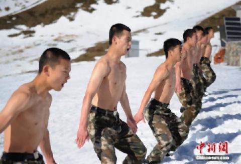pict-吉林省国境警備の兵士たち、雪の中を上半身裸で訓練2.jpg