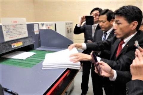 pict-大型シュレッダーを視察する野党議員.jpg