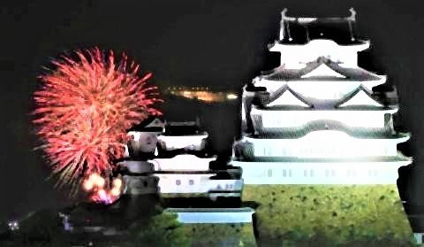 pict-姫路城の背景を彩る花火=24日夜、.jpg