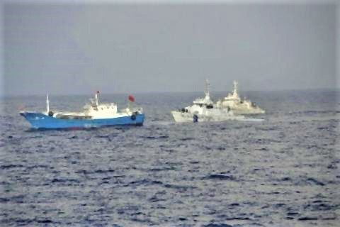 pict-宮古島沖で違法操業していた中国漁船を追跡海上保安庁の巡視船.jpg