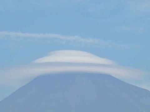 pict-富士山にかかった傘雲.jpg