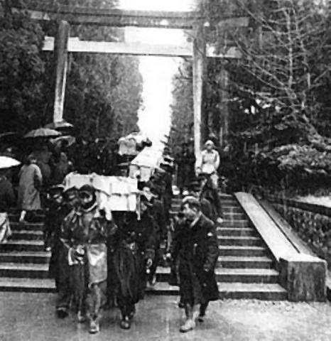 pict-彌彦神社より運び出される犠牲者の柩.jpg