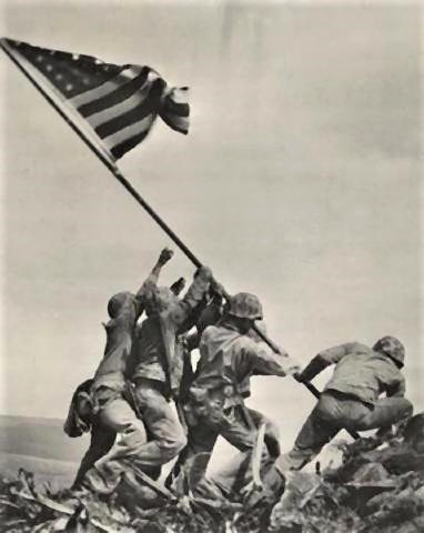 pict-摺鉢山を占領したことを示すため、山頂に星条旗を立てる米海兵隊員.jpg