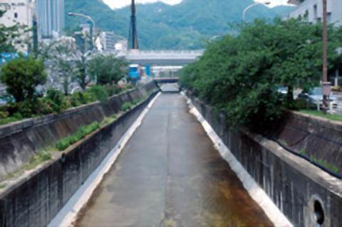 pict-新生田川,都心部を流れる河川は、治水のため、一直線.jpg