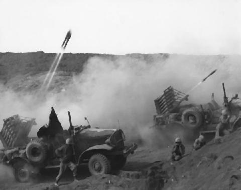 pict-日本軍の陣地に向けて自走ロケット砲でロケット弾を発射.jpg