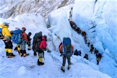 pict-最も危険な場所の1つクンブ・アイスフォールを通る登山者の列.jpg