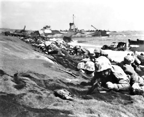 pict-海岸に到着して砂浜に待機する第４海兵師団の兵士［米海軍歴史センター提供.jpg